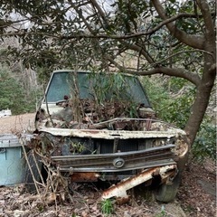 日産サニー　50年前のボロボロ車の画像