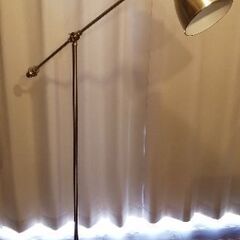 【IKEA】イケア フロアランプ 読書 照明 ゴールド おしゃれ かっこいいの画像