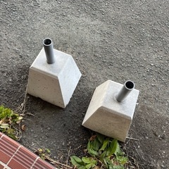 お店ののぼり旗の棒4本と立てる石3個の画像