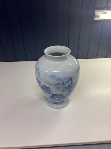 白い水墨画入り壺