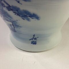 白い水墨画入り壺の画像