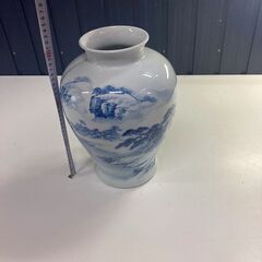 白い水墨画入り壺の画像