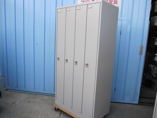4人用ロッカー　鍵あり　ニューグレー　イトーキ製　キズあり