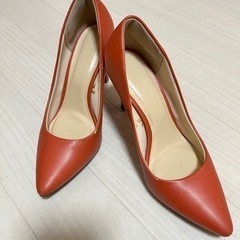 コーラルオレンジのパンプス