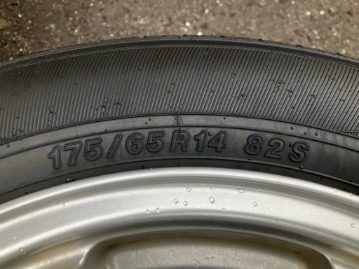 夏タイヤ　ホイール付き　175/65R14
