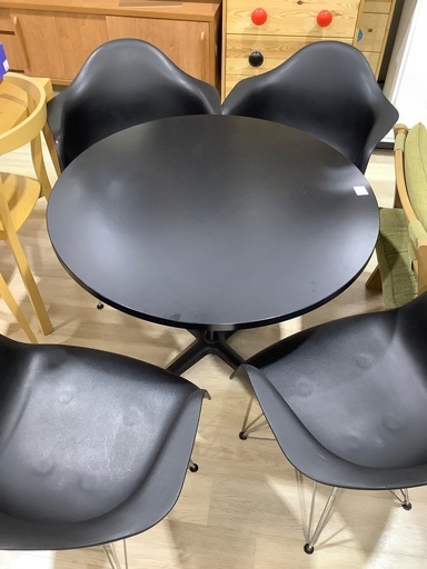 アームシェルチェアダイニング5点セット(※キズあり) 高さ約70cm  面直径90cm 入荷致しました！