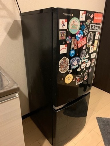 黒い冷蔵庫です。値下げ可能です。シールが貼ってあります。