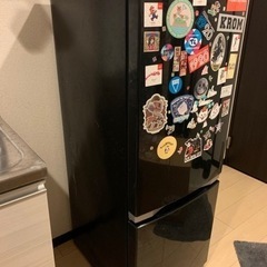 黒い冷蔵庫です。値下げ可能です。シールが貼ってあります。
