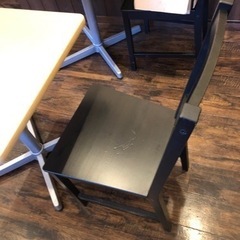 テーブルと椅子の画像