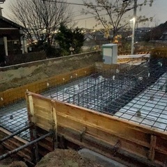 型枠大工。ソーラーパネル。清掃の画像