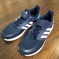 adidas スニーカーの画像