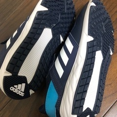 adidas スニーカーの画像