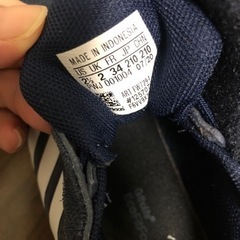 adidas スニーカーの画像