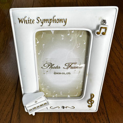 ピアノと音符の白いフォトフレーム