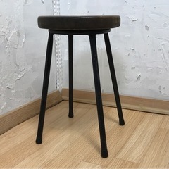 レトロな丸イスの画像