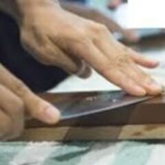 おじいちゃんの包丁研ぎ 研ぎ⽯を使って⼿作業で研ぎます ただ1⽇...