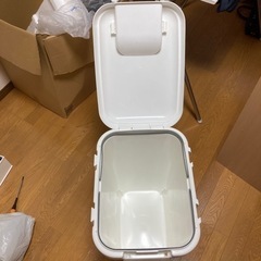 白ゴミ箱　無料でお譲りいたします。(1/25〜28)の画像
