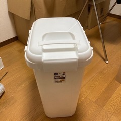 白ゴミ箱　無料でお譲りいたします。(1/25〜28)