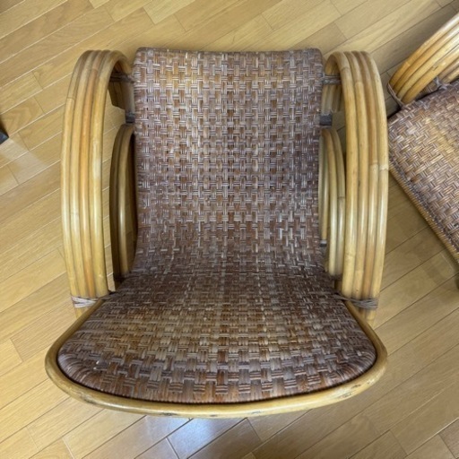 籐(ラタン)椅子二脚とスツールセット