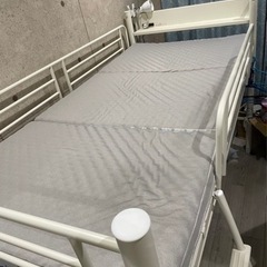 ２段ベッド、下に服を掛けれるタイプの画像