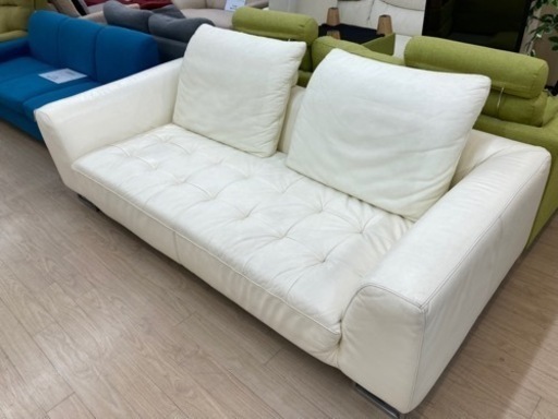 IDCの2人掛けソファー《ホワイト》のご紹介です！