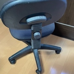 キャスター付き椅子の画像