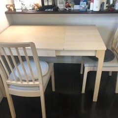 お譲り先決まりました　IKEA 伸縮可能ダイニングテーブルと椅子セット　無料　あげますの画像