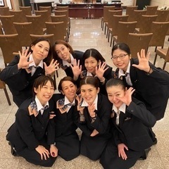 お客様へお茶やおしぼりを出したり、食事の配膳のお仕事です
