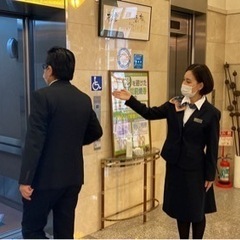お客様へお茶やおしぼりを出したり、食事の配膳のお仕事ですの画像