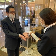 お客様へお茶やおしぼりを出したり、食事の配膳のお仕事ですの画像