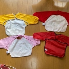 【ブランド多数】ベビーお食事用エプロン＋離乳食の本など　　スタイ  ヒスミニ　ミキハウスの画像