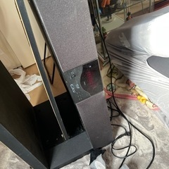 SHARP Blu-rayレコーダーとスピーカー付きテレビ台の画像