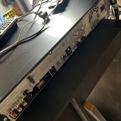 SHARP Blu-rayレコーダーとスピーカー付きテレビ台の画像