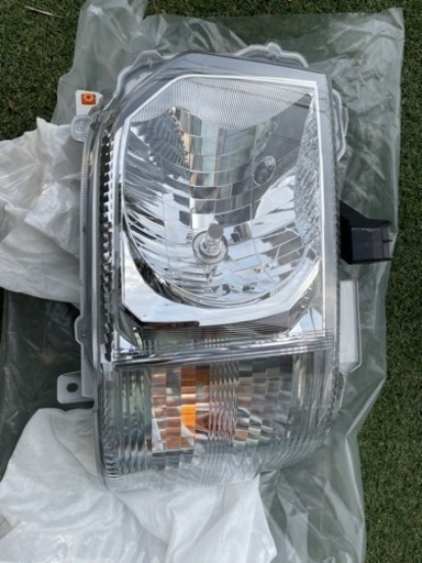 ハイエースワイド　純正ヘッドライト左右セット　新品