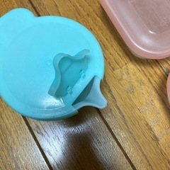シロップボトル？とタッパー2つセットの画像
