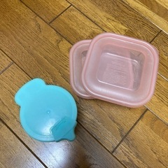 シロップボトル？とタッパー2つセットの画像