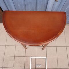 TOKAI KAGU(東海家具)のシャープな脚部が特徴的なコンソールテーブル