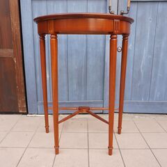 TOKAI KAGU(東海家具)のシャープな脚部が特徴的なコンソールテーブル