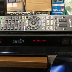 大容量1000GB(1TB)HDD内蔵　2番組同時録画(W録)　SONY　BDZ-AT900　ダブルデジタルハイビジョンチューナー内蔵HDD搭載ブルーレイディスク/DVDレコーダー　HDMI接続対応　リモコン付属　中古品の画像