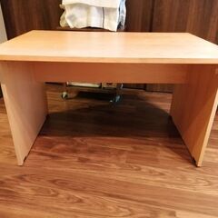 丈夫な木製デスク。組立式。完成サイズは横120、奥行き80、高さ73です。0円でお譲りしたいですの画像