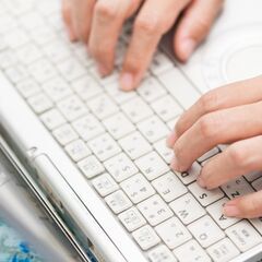 ＜土日祝休み＞◆事務のスタッフ◆　電話応対、ＰＣを使用した簡単なデータ入力、請求書の作成及び確認等、 お茶出し、グループ間の連携事務などのお 仕事をお願いします。の画像