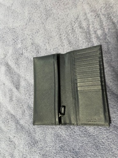 【定価10%以下】PRADAの長財布(紺色)お売りします