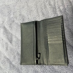 【定価10%以下】PRADAの長財布(紺色)お売りしますの画像