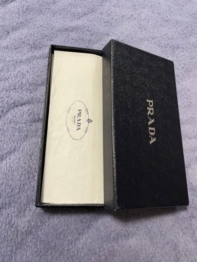 【定価10%以下】PRADAの長財布(紺色)お売りします
