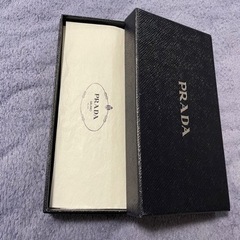 【定価10%以下】PRADAの長財布(紺色)お売りします