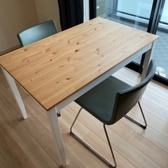 イケアのテーブル＆椅子です。 大きなテーブルも1つ。