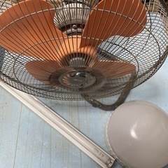 木材、工場扇、電灯など