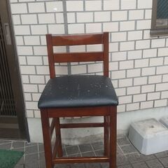 居酒屋のカウンターいす