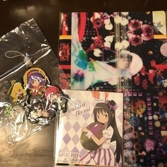 差し上げます アニメとかのキーホルダー ポーチ クリアファイルなどの画像