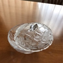 【値下げ・未使用】かわいい蓋付き花柄ガラス小物入れの画像